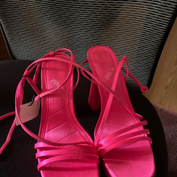 Hot pink strapped Heel - Picture 2 of 3